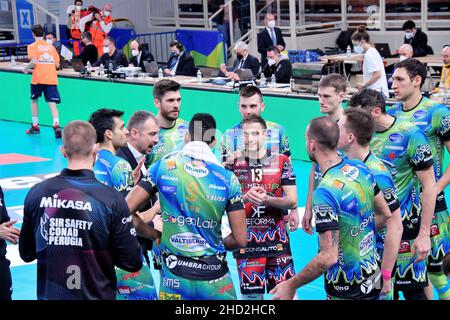 Trient, Italien. 02nd Januar 2022. Sir Safety Conad Perugia Auszeit Coach Nikola Grbic während ITAS Trentino vs Sir Safety Conad Perugia, Volleyball Italienische Serie A Männer Superliga Meisterschaft in Trient, Italien, Januar 02 2022 Quelle: Independent Photo Agency/Alamy Live News Stockfoto