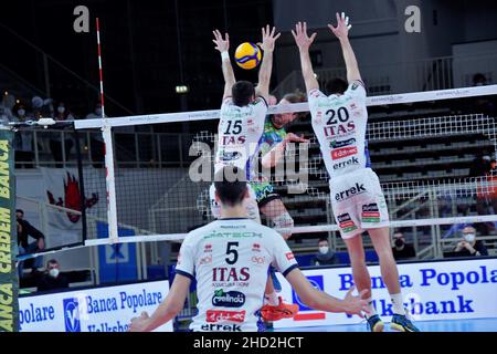 Trient, Italien. 02nd Januar 2022. ITAS trentino Block während ITAS Trentino vs Sir Safety Conad Perugia, Volleyball Italienische Serie A Männer Superliga Meisterschaft in Trient, Italien, Januar 02 2022 Credit: Independent Photo Agency/Alamy Live News Stockfoto