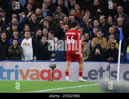 London, Großbritannien. 2nd Januar 2022. Trent Alexander-Arnold aus Liverpool wird während des Spiels der Premier League in der Stamford Bridge, London, herzlich willkommen geheißen. Bildnachweis sollte lauten: David Klein/Sportimage Kredit: Sportimage/Alamy Live News Stockfoto