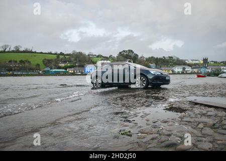 Bantry, West Cork, Irland. 2nd Januar 2022. Als die Flut den Bantry Kai erreicht, flutet der Parkplatz in der Nähe. Cedit: Karlis Dzjamko/Alamy Live News. Stockfoto