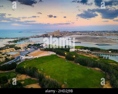 Luftaufnahme des Golfplatzes Al Hamra und des berühmten Wohnviertels Al Hamra in Ras al Khaimah, Vereinigte Arabische Emirate Stockfoto