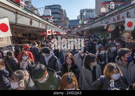 Tokio, Japan. 02nd Januar 2022. Maskierte Besucher strömen während der Hatsumode in die Haupthalle des Sens?-Ji-Tempels in Asakusa.Hatsumode ist die japanische Tradition, zum ersten Mal im neuen Jahr einen Schrein oder Tempel zu besuchen. Bei dieser Gelegenheit beten die Menschen für Glück und Gesundheit im kommenden Jahr. (Foto: Stanislav Kogiku/SOPA Images/Sipa USA) Quelle: SIPA USA/Alamy Live News Stockfoto