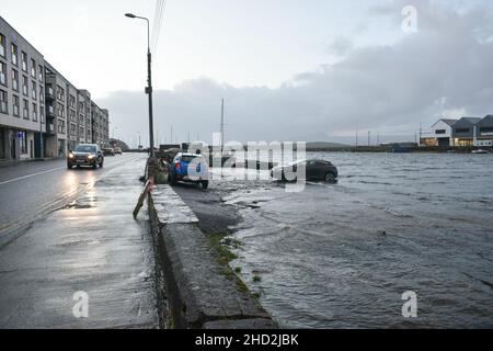 Bantry, West Cork, Irland. 2nd Januar 2022. Als die Flut den Bantry Kai erreicht, flutet der Parkplatz in der Nähe. Cedit: Karlis Dzjamko/Alamy Live News. Stockfoto