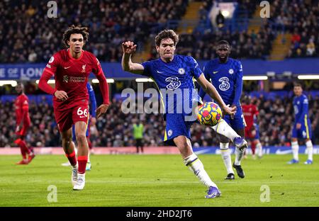 Chelsea's Marcos Alonso kontrolliert den Ball während des Spiels der Premier League in Stamford Bridge, London. Bilddatum: Sonntag, 2. Januar 2022. Stockfoto