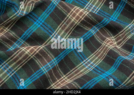 Nahaufnahme von blauem Flanellstoff mit Karomuster, mit Garn- und Schussmuster und blauen Nähten. Gestickte Linie, Stichlinien. Stockfoto