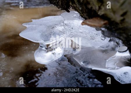 Eiszapfen, der sich in Nahaufnahme auf dem Lacupit-Fluss gebildet hat Stockfoto