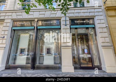 Prag, Tschechische Republik - 26. September 2018: Außenansicht des Tiffany & Company Stores. Tiffany's ist ein US-amerikanischer multinationaler Luxusschmuck und Spezialitätenret Stockfoto