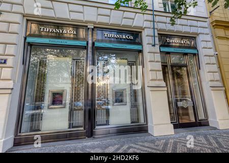 Prag, Tschechische Republik - 26. September 2018: Außenansicht des Tiffany & Company Stores. Tiffany's ist ein US-amerikanischer multinationaler Luxusschmuck und Spezialitätenret Stockfoto