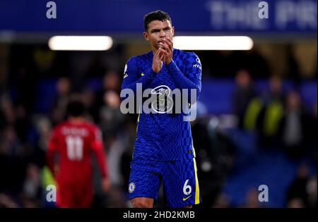 Thiago Silva von Chelsea applaudiert den Fans nach dem Premier League-Spiel in Stamford Bridge, London. Bilddatum: Sonntag, 2. Januar 2022. Stockfoto