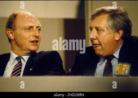 Neil Kinnock, Vorsitzender der Labour Party und Roy Hattersley, stellvertretender Vorsitzender der Labour Party Conference, Blackpool, 1986. Bild von DAVID BAGNALL Stockfoto