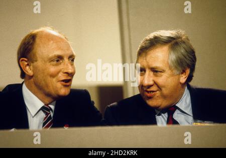 Neil Kinnock, Vorsitzender der Labour Party und Roy Hattersley, stellvertretender Vorsitzender der Labour Party Conference, Blackpool, 1986. Bild von DAVID BAGNALL Stockfoto