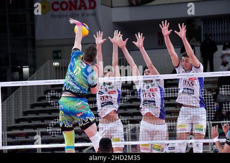 Trient, Italien. 02nd Januar 2022. OLEH Plotnytskyi Angriff (Sir Safety Conad Perugia) während ITAS Trentino gegen Sir Safety Conad Perugia, Volleyball Italienische Serie A Männer Superliga Meisterschaft in Trient, Italien, Januar 02 2022 Quelle: Independent Photo Agency/Alamy Live News Stockfoto