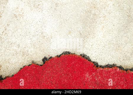 Rest der zerstörten roten recycelten Gummibeläge Stockfoto