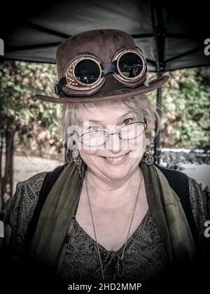 Steampunk Fashion Frau versucht auf Hut Stockfoto