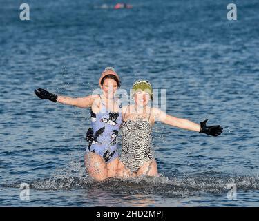 Schwimmer gingen zum traditionellen Neujahrsschwimmen in Portobello bei Edinburgh ins Wasser, obwohl die offiziellen ‘Loony Dooks’ in diesem Jahr abgesagt wurden. (c) Dave Johnston Stockfoto