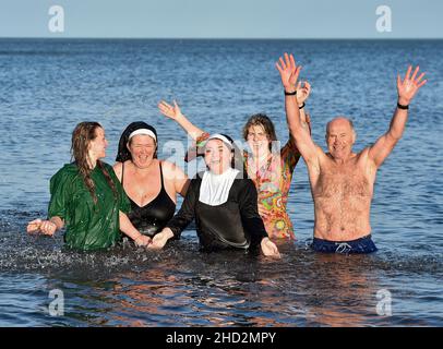 Schwimmer gingen zum traditionellen Neujahrsschwimmen in Portobello bei Edinburgh ins Wasser, obwohl die offiziellen ‘Loony Dooks’ in diesem Jahr abgesagt wurden. (c) Dave Johnston Stockfoto