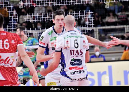 Trient, Italien. 02nd Januar 2022. Srecko Lisinac (ITAS Trentino) während der ITAS Trentino gegen Sir Safety Conad Perugia, Volleyball Italienische Serie A Superliga-Meisterschaft der Männer in Trient, Italien, Januar 02 2022 Quelle: Independent Photo Agency/Alamy Live News Stockfoto