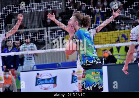 Trient, Italien. 02nd Januar 2022. Kamil Rychlicki (Sir Safety Conad Perugia) während der ITAS Trentino gegen Sir Safety Conad Perugia, Volleyball Italienische Serie A Männer Superliga Meisterschaft in Trient, Italien, Januar 02 2022 Quelle: Independent Photo Agency/Alamy Live News Stockfoto