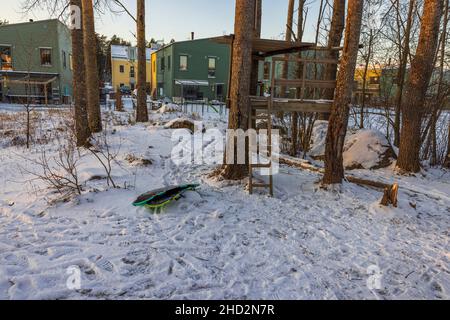 Schöne Aussicht auf handgemachte Konstruktion zum Spielen zwischen Bäumen. Spielplatz im Freien an sonnigen Wintertagen. Schweden. Stockfoto