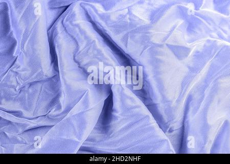 Sehr peri Farbe gewelltes Nylon und Polyamid Textilmuster als glatt strukturierter Hintergrund. Blassblaue und lila gefärbte weiche Stoffvorrat. Stockfoto