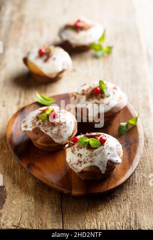 Hausgemachte Schokoladen-Muffins und kandierte Früchte Stockfoto