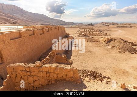 Alte Gräber im Deir el-Bahari-Tempelkomplex in der Nähe des Hatschepsut-Tempels, Luxor, Ägypten. Stockfoto