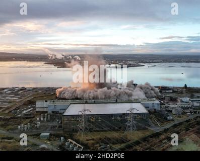 Der letzte verbleibende Abschnitt des ehemaligen Longannet-Kraftwerks in Fife wurde heute bei einer kontrollierten Explosion abgerissen. Der 600 Meter hohe Kamin, der Schottlands höchste freistehende Bau war, wurde von Abbruchexperten niedergebracht, als Hunderte von Einheimischen zuschauten. (c) Dave Johnston Stockfoto