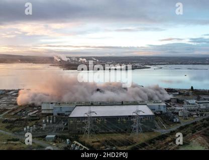 Der letzte verbleibende Abschnitt des ehemaligen Longannet-Kraftwerks in Fife wurde heute bei einer kontrollierten Explosion abgerissen. Der 600 Meter hohe Kamin, der Schottlands höchste freistehende Bau war, wurde von Abbruchexperten niedergebracht, als Hunderte von Einheimischen zuschauten. (c) Dave Johnston Stockfoto