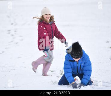 Im Bild: Die Schwestern Kerry Anne (7) und Jessica McBeth (9) aus Armadale haben Spaß im Schnee. Die ersten Schneefälle in Zentralschottland bedeuteten für Kinder in Armadale, West Lothian, Spaß im Schnee. (c) Dave Johnston Stockfoto