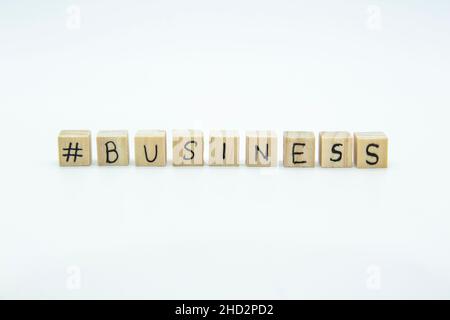 Word Business auf den Holzwürfeln auf weißem Hintergrund geschrieben. Das Konzeptfoto mit Briefen #Business Stockfoto