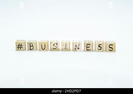 Word Business auf den Holzwürfeln auf weißem Hintergrund geschrieben. Das Konzeptfoto mit Briefen #Business Stockfoto