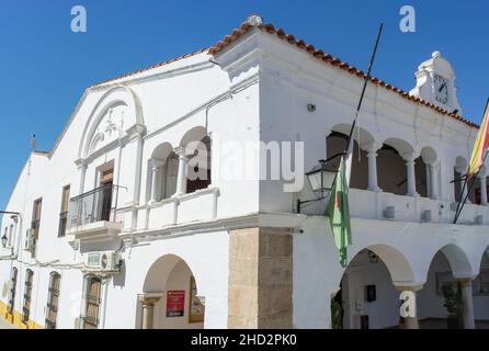 Aceuchal, Spanien - 29th. September 2021: Rathaus von Aceuchal, Badajoz, Extremadura. Weltberühmte Knoblauchstadt Stockfoto