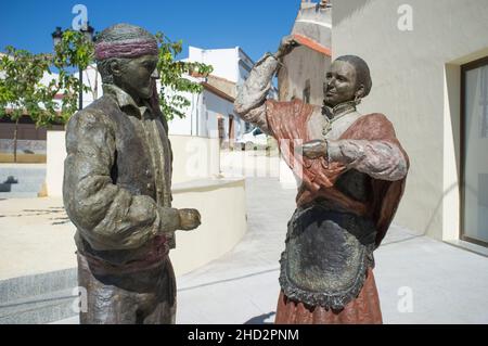 Aceuchal, Spanien - 29th. September 2021: Bronzeskulptur der Piporro Volkstänzer von Gamero Gil. Aceuchal, Badajoz, Extremadura. Weltberühmte Knoblauchstadt Stockfoto