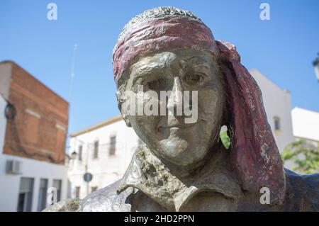Aceuchal, Spanien - 29th. September 2021: Bronzeskulptur der Piporro Volkstänzer von Gamero Gil. Aceuchal, Badajoz, Extremadura. Weltberühmte Knoblauchstadt Stockfoto