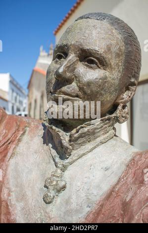 Aceuchal, Spanien - 29th. September 2021: Bronzeskulptur der Piporro Volkstänzer von Gamero Gil. Aceuchal, Badajoz, Extremadura. Weltberühmte Knoblauchstadt Stockfoto