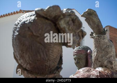 Aceuchal, Spanien - 29th. September 2021: Bronzeskulptur der Piporro Volkstänzer von Gamero Gil. Aceuchal, Badajoz, Extremadura. Weltberühmte Knoblauchstadt Stockfoto