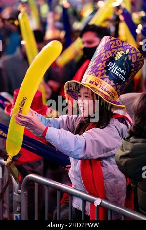 New York, USA. 31st Dez 2021. Ein Mädchen lächelt während der Silvesterfeiern am Times Square in New York, USA. Kredit: Chase Sutton/Alamy Live Nachrichten Stockfoto