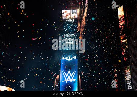New York, USA. 31st Dez 2021. Konfetti fallen während der Silvesterfeiern am Times Square in New York, USA. Kredit: Chase Sutton/Alamy Live Nachrichten Stockfoto