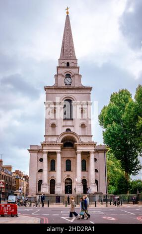 Christ Church, in Spitalfields. Es liegt an der Commercial Street, im Londoner Stadtteil Tower Hamlets, an seiner westlichen Grenze, gegenüber der Stadt. Stockfoto