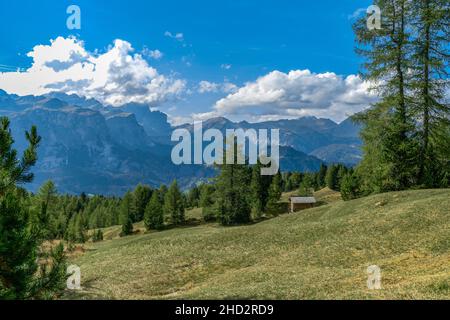 Blick auf den Naturpark Puez-Geisler Berge in den Dolomiten von den Armentara Wiesen aus gesehen Stockfoto