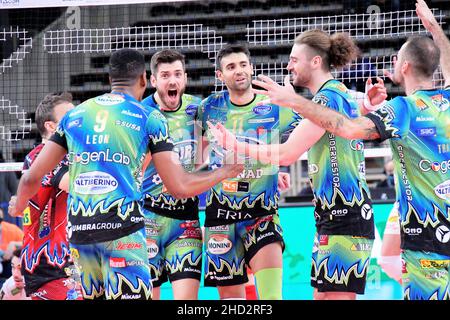 Trient, Italien. 02nd Januar 2022. Matt Anderson (Sir Safety Conad Perugia) während der ITAS Trentino gegen Sir Safety Conad Perugia, Volleyball Italienische Serie A Männer Superliga Meisterschaft in Trient, Italien, Januar 02 2022 Quelle: Independent Photo Agency/Alamy Live News Stockfoto