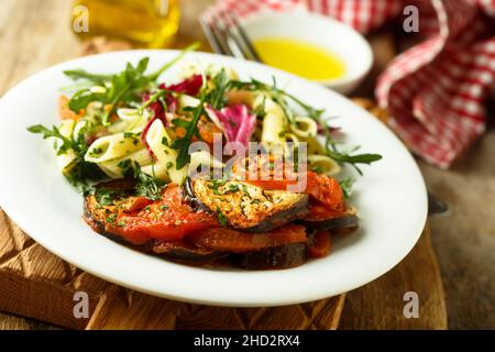 Nudelsalat mit geröstetem Gemüse Stockfoto