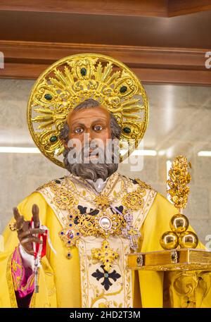 Statue des Heiligen Nikolaus, Basilika San Nicola di Bari, Basilika des Heiligen Nikolaus, Pilgerziel für Katholiken und Orthodoxe Christen Stockfoto