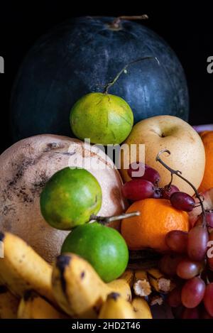 Verschiedene tropische Früchte begrüßen das neue Jahr. Stockfoto