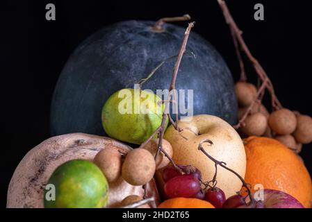 Verschiedene tropische Früchte begrüßen das neue Jahr. Stockfoto