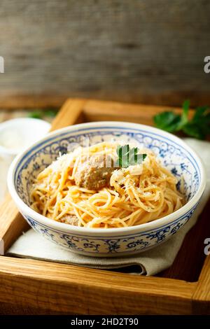 Spaghetti mit Fleischbällchen und Käse Stockfoto
