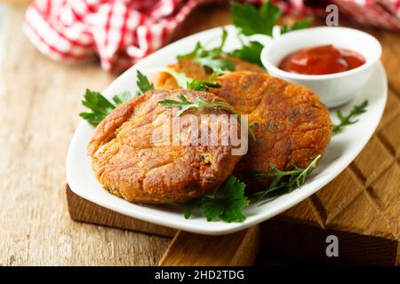 Hausgemachte vegane Burger mit Tomatensoße Stockfoto