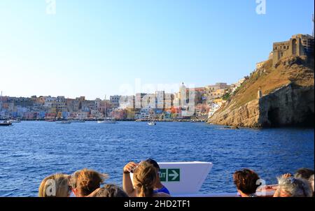 Marina di Procida, Blick von einem Boot aus Stockfoto