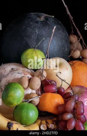 Verschiedene tropische Früchte begrüßen das neue Jahr. Stockfoto