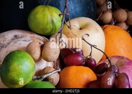 Verschiedene tropische Früchte begrüßen das neue Jahr. Stockfoto